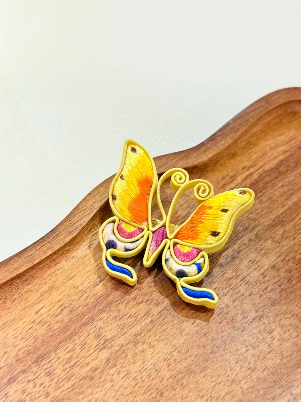 黄蝴蝶盘扣作品