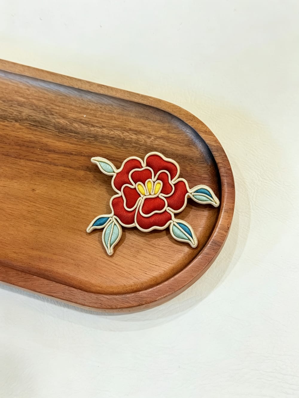 山茶花胸针盘扣作品